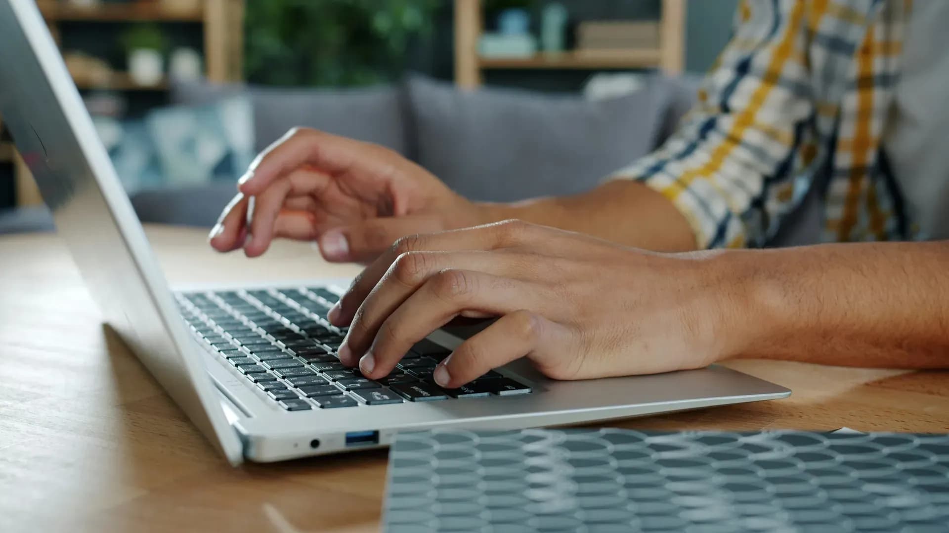 Mani che digitano sulla tastiera di un laptop
