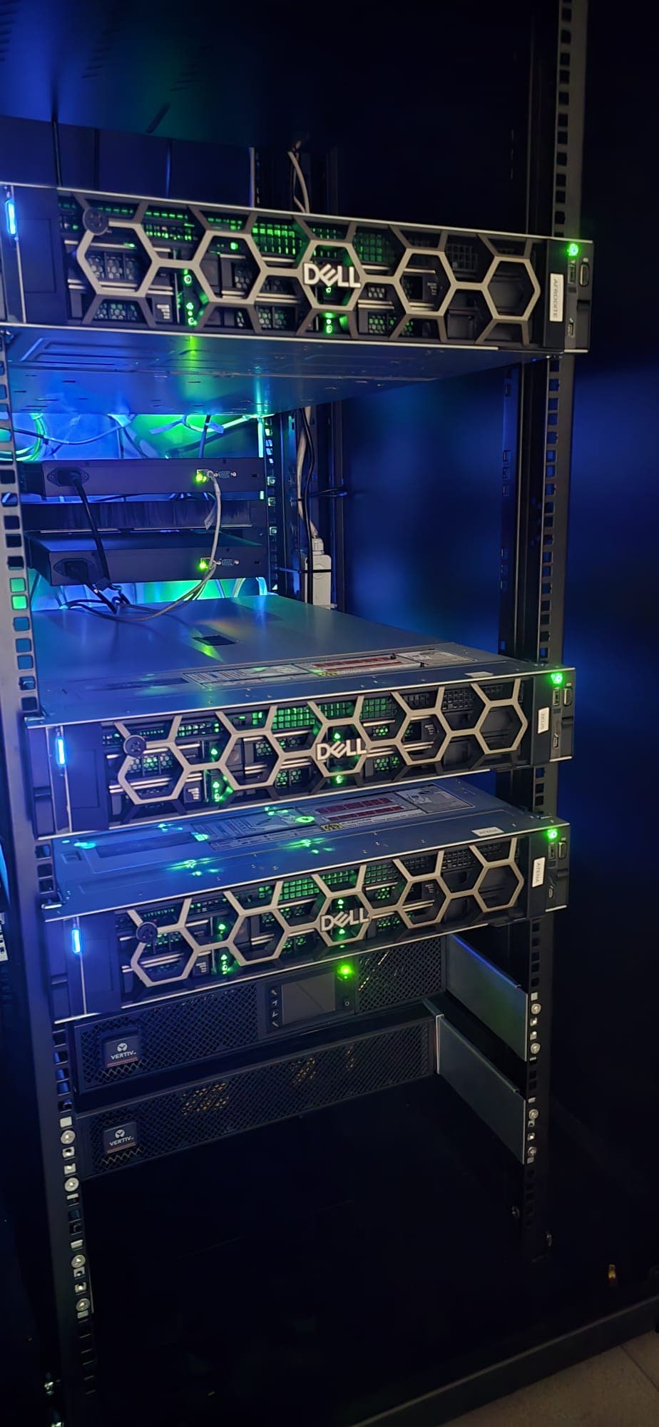 I nodi Dell PowerEdge del cluster Sidea visti di lato, con le spie verdi dei dischi accese