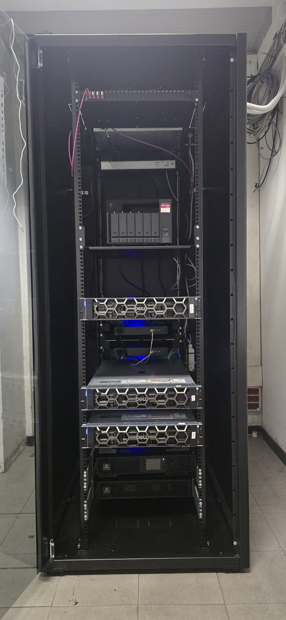 Il rack di Sidea con lo sportello chiuso: i tre nodi Dell, lo storage e il gruppo di continuità in colonna