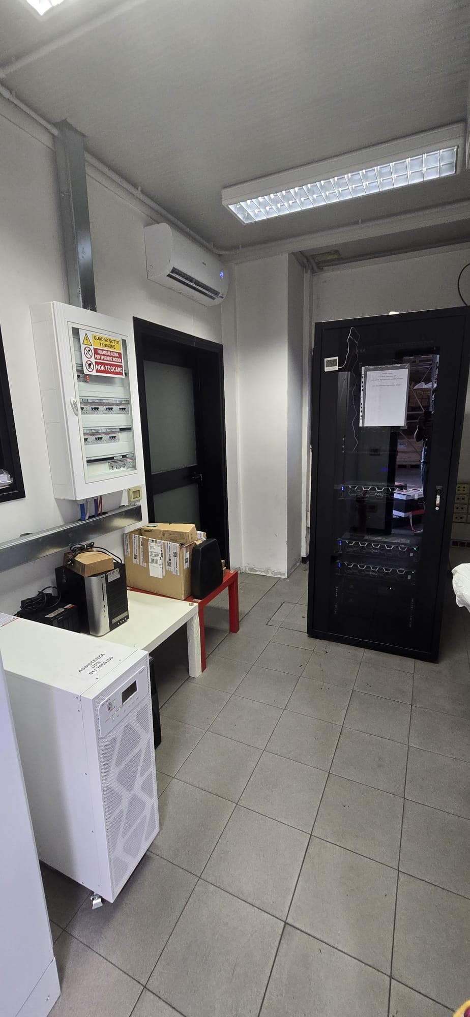 La sala CED di Sidea: il rack sulla destra, il quadro elettrico e il gruppo di continuità a pavimento