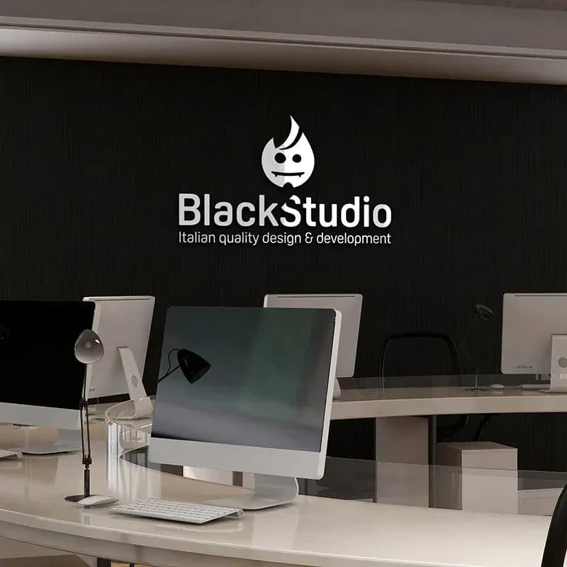 Ufficio di BlackStudio con il logo sulla parete