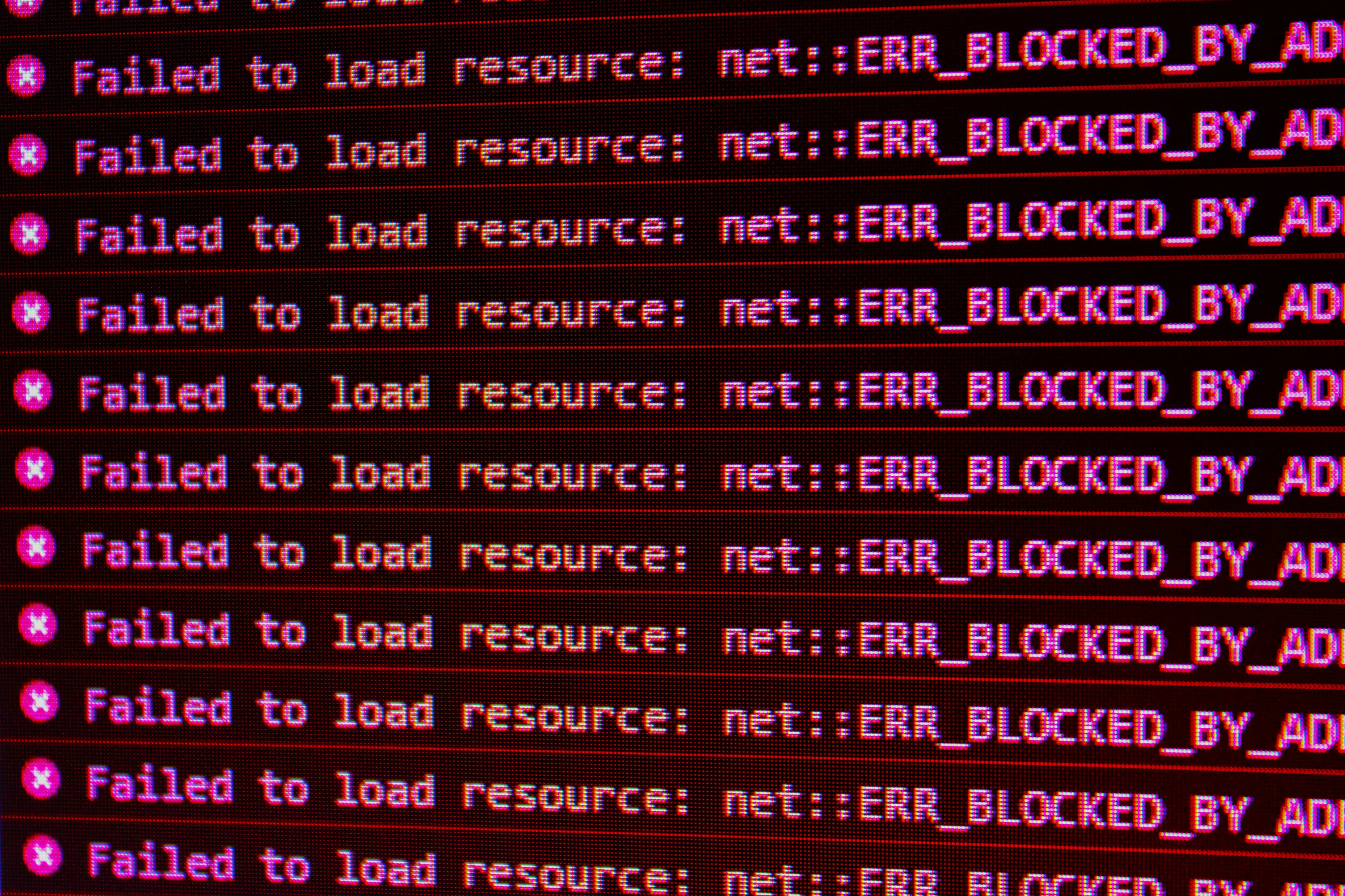 Console del browser con una lunga sequenza di errori «Failed to load resource: net::ERR_BLOCKED_BY…»