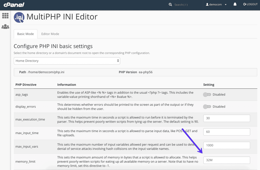 MultiPHP INI Editor di cPanel con una freccia che indica il valore di memory_limit impostato a 32M