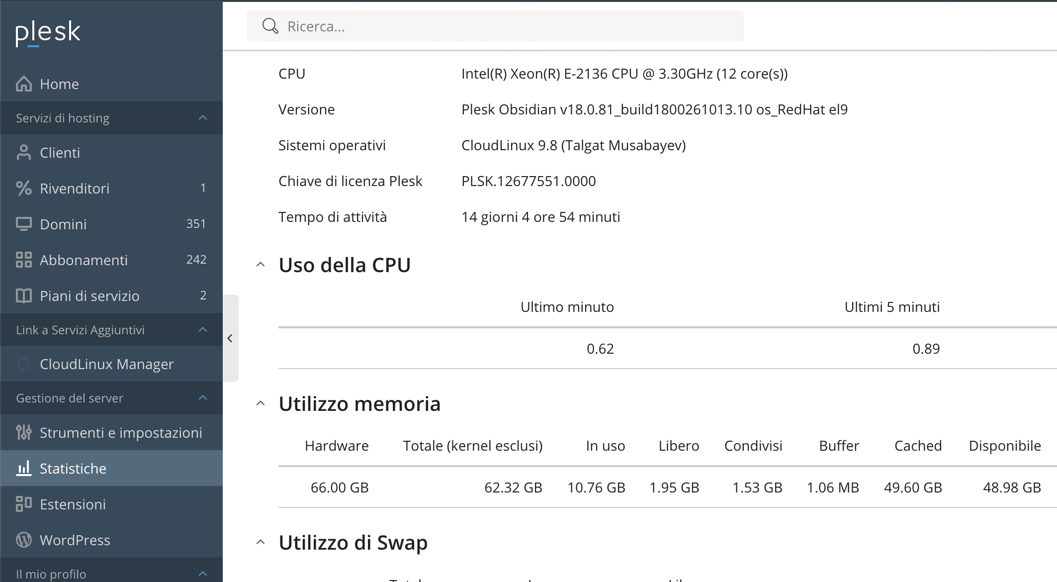 Pannello Plesk con le informazioni del server: CPU, versione, sistema operativo, licenza, tempo di attività e utilizzo della memoria