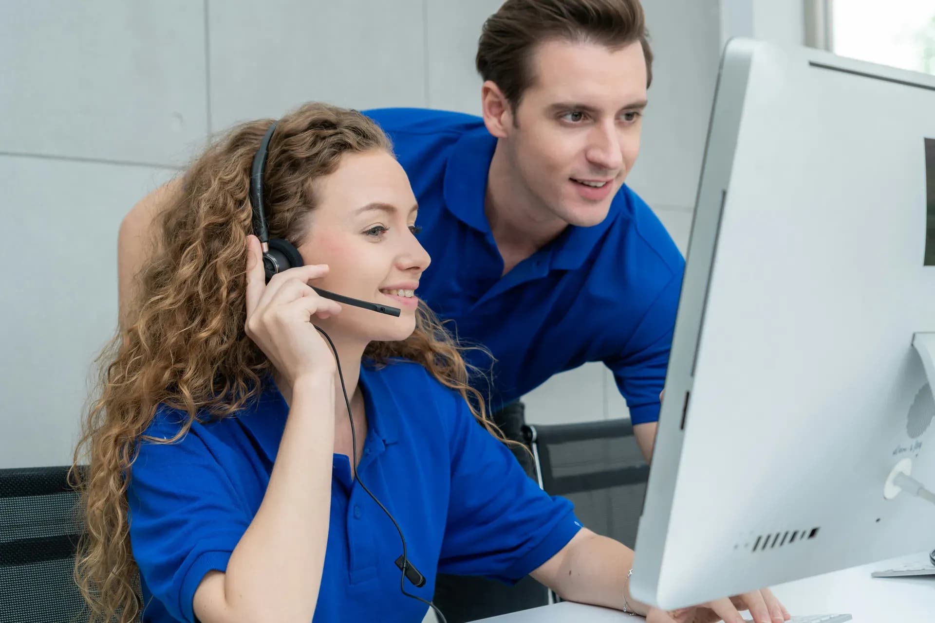 Due operatori dell’assistenza al lavoro davanti a un computer
